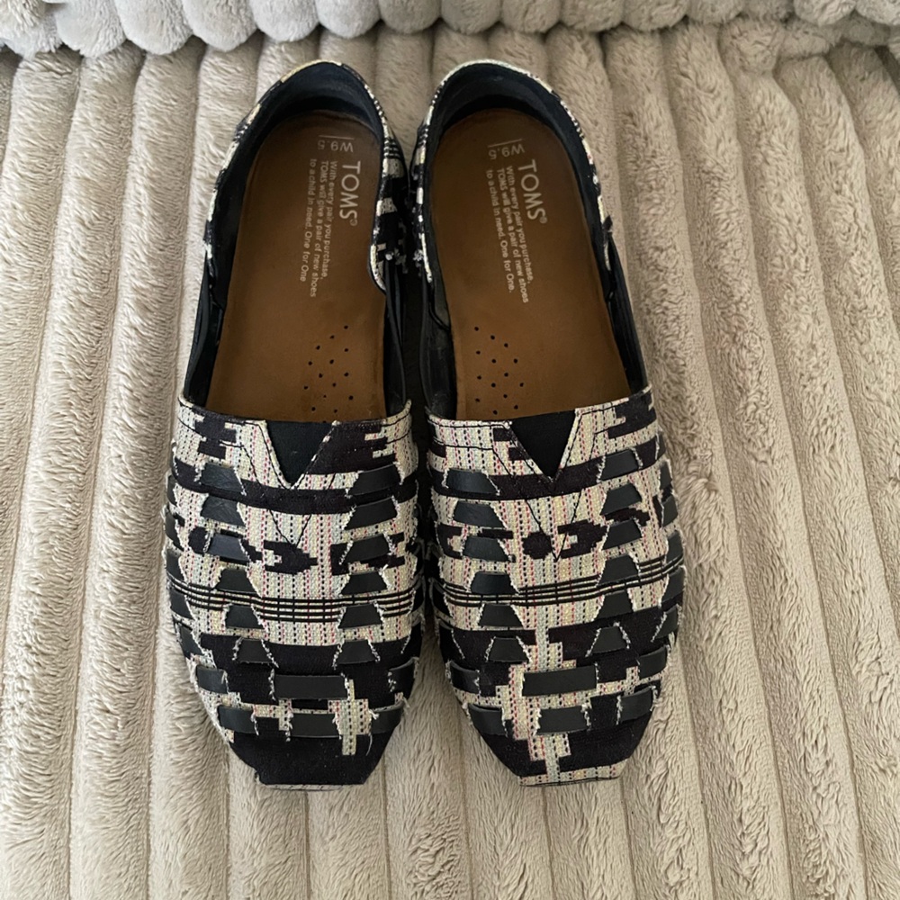 TOMS Black Huaraches